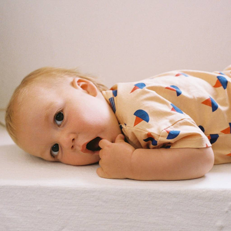 Bobo Choses - Sail Boat T-Shirt aus Bio-Baumwolle in Hellbraun - 9 Monate - 8445782008110 - littlehipstar.com