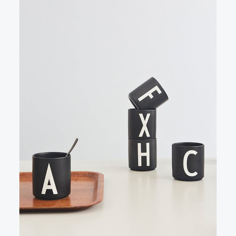 Design Letters - „AJ“ schwarzer Buchstaben-Becher aus Porzellan - O - 5710498733605 - littlehipstar.com