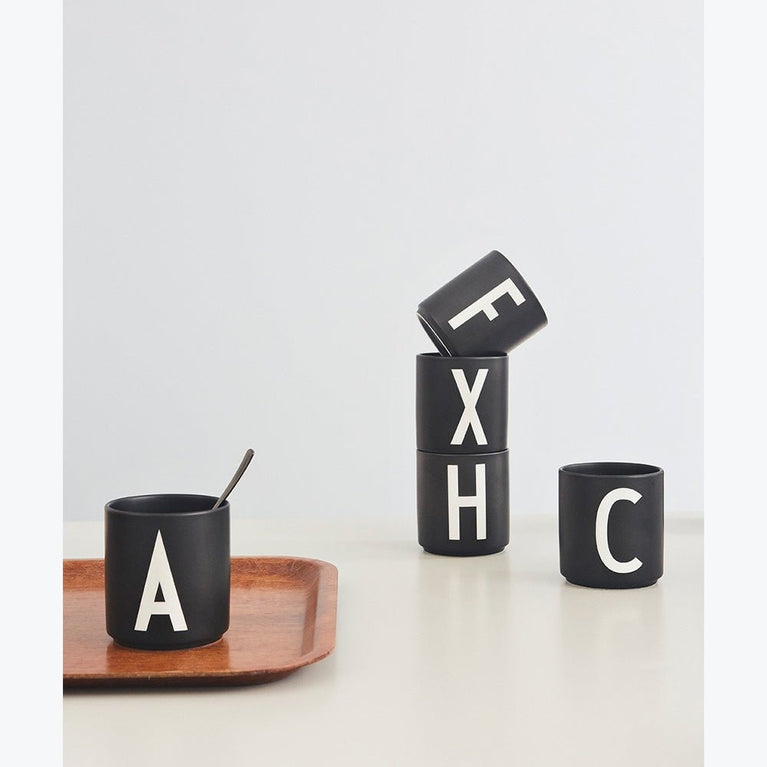 Design Letters - „AJ“ schwarzer Buchstaben-Becher aus Porzellan - Q - 5710498733629 - littlehipstar.com