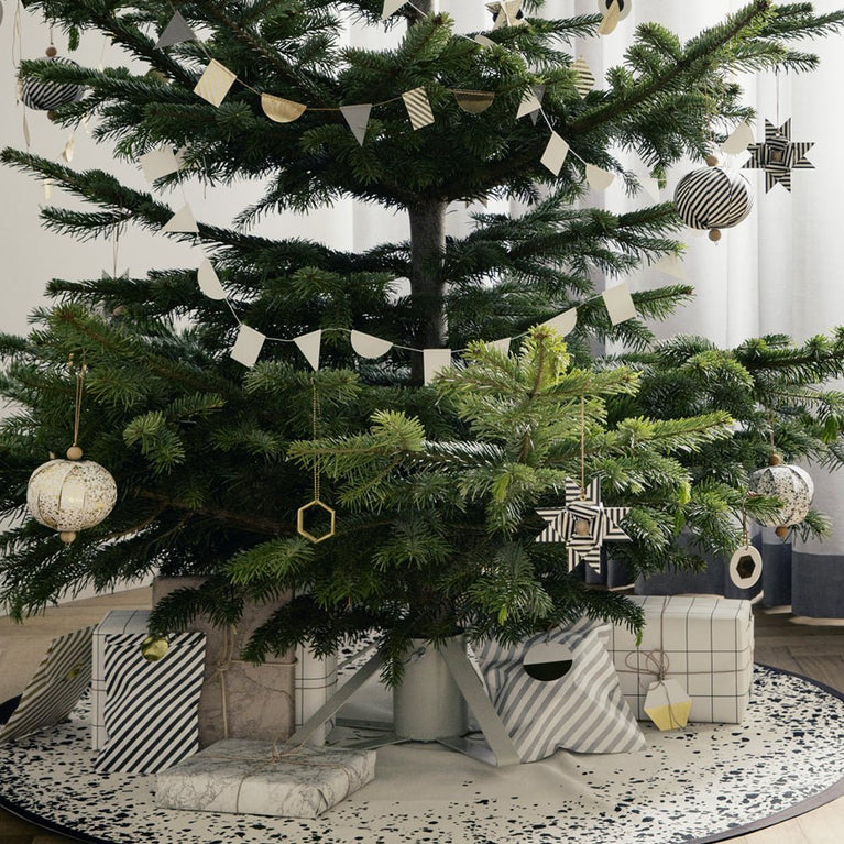 ferm LIVING - Bestickter Baumschmuck Brezel aus Bio-Baumwolle - 5704723103363 - littlehipstar.com