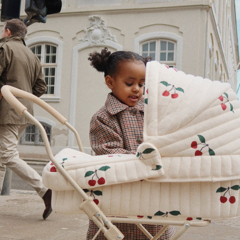 Konges Slojd - Ma Grande Cerise Glitter Puppenwagen mit Bezug aus Bio-Baumwolle - 5715404126021 - littlehipstar.com