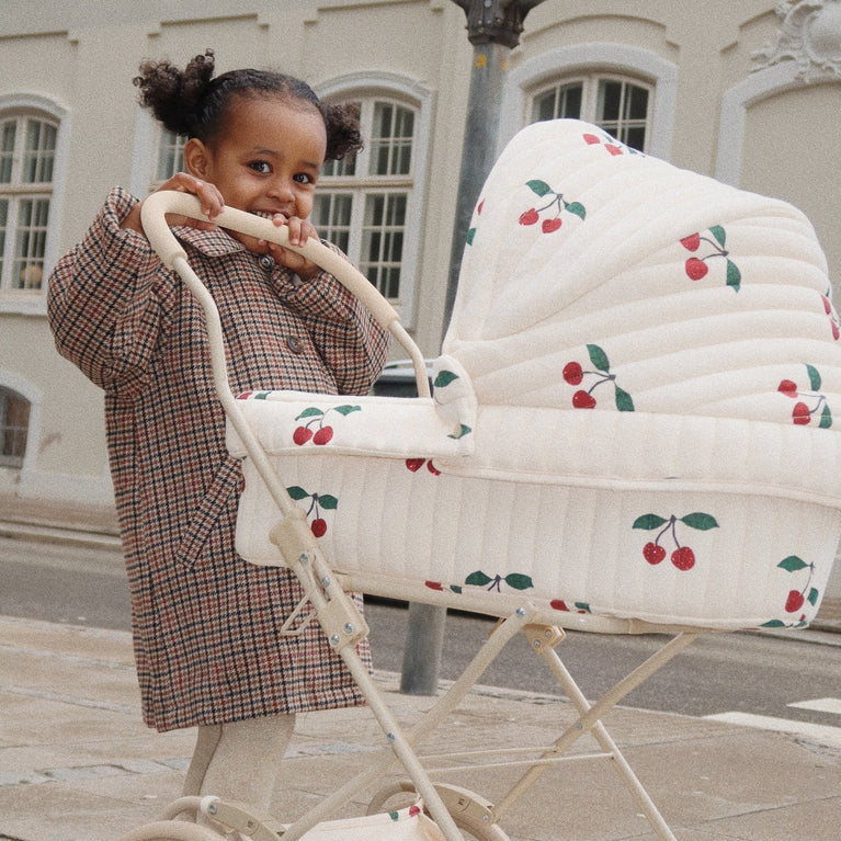 Konges Slojd - Ma Grande Cerise Glitter Puppenwagen mit Bezug aus Bio-Baumwolle - 5715404126021 - littlehipstar.com