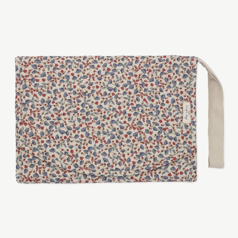 Konges Slojd - Marche De Fleur Wickelunterlage aus Bio-Baumwolle in Blau/Rot - 5715404002592 - littlehipstar.com