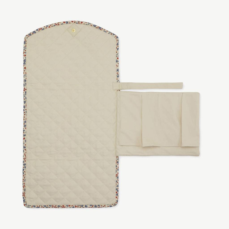 Konges Slojd - Marche De Fleur Wickelunterlage aus Bio-Baumwolle in Blau/Rot - 5715404002592 - littlehipstar.com