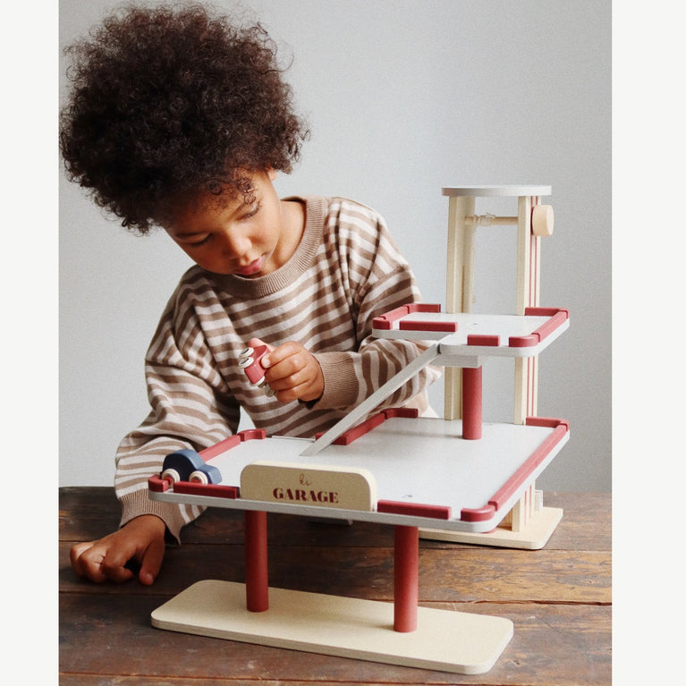 Konges Slojd - Parkhaus mit 3 Autos aus Holz - 5715404133777 - littlehipstar.com