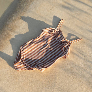 Liewood - Josette Badeanzug aus recyceltem Material - Stripe Tuscany Rose/Creme de la Creme - 1.5 Jahre (86) - 5715335151772 - littlehipstar.com