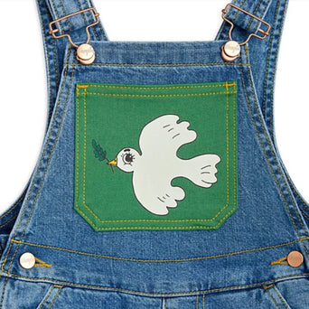 Mini Rodini - Mini Rodini x Wrangler Peace Dove Denim Latzhose in Blau - 3-5 Jahre (104/110) - 7332754610482 - littlehipstar.com