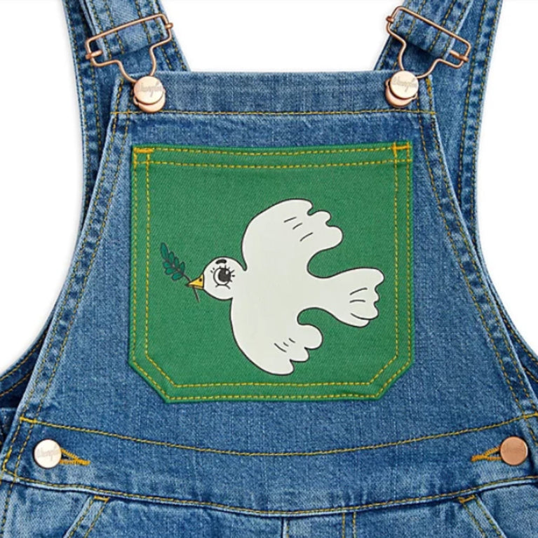 Mini Rodini - Mini Rodini x Wrangler Peace Dove Denim Latzhose in Blau - 3-5 Jahre (104/110) - 7332754610482 - littlehipstar.com