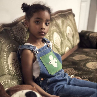 Mini Rodini - Mini Rodini x Wrangler Peace Dove Denim Latzhose in Blau - 3-5 Jahre (104/110) - 7332754610482 - littlehipstar.com