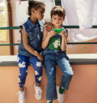 Mini Rodini - Mini Rodini x Wrangler Peace Dove Denim Latzhose in Blau - 3-5 Jahre (104/110) - 7332754610482 - littlehipstar.com