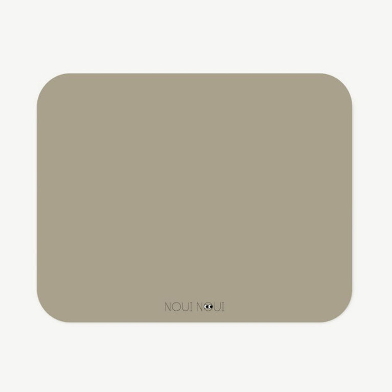 Noui Noui - Tischset aus Vinyl - Unifarben - Olive Haze - 4260686890654 - littlehipstar.com