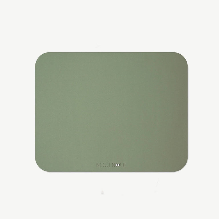 Noui Noui - XL Tischset aus Vinyl - Unifarben - Dusty Olive - 4260686890333 - littlehipstar.com