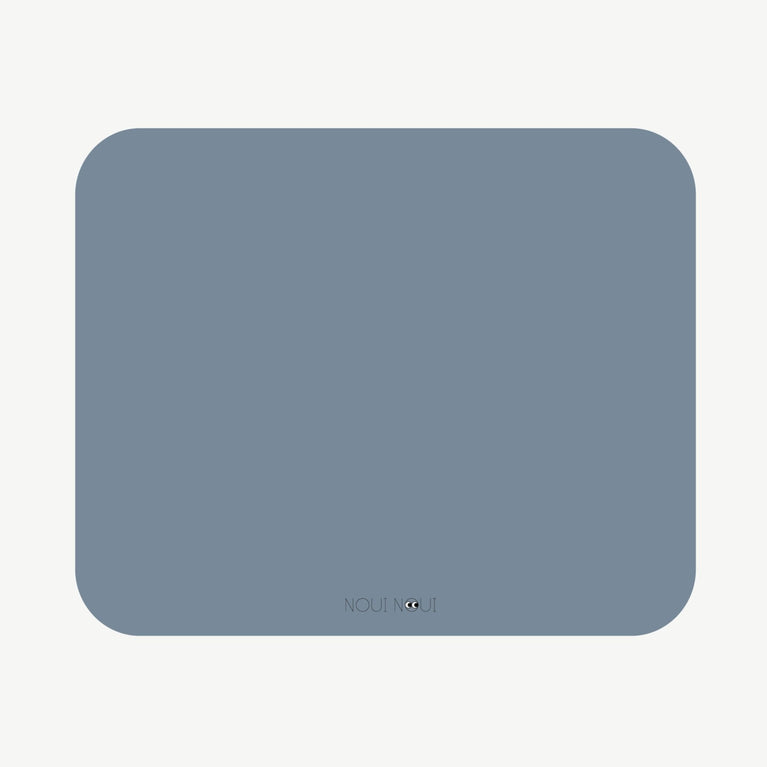 Noui Noui - XL Tischset aus Vinyl - Unifarben - Dusty Blue - 4260686890623 - littlehipstar.com