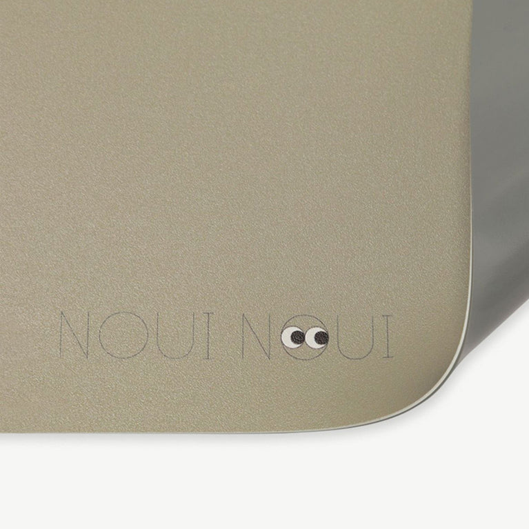 Noui Noui - XL Tischset aus Vinyl - Unifarben - Olive Haze - 4260686890630 - littlehipstar.com
