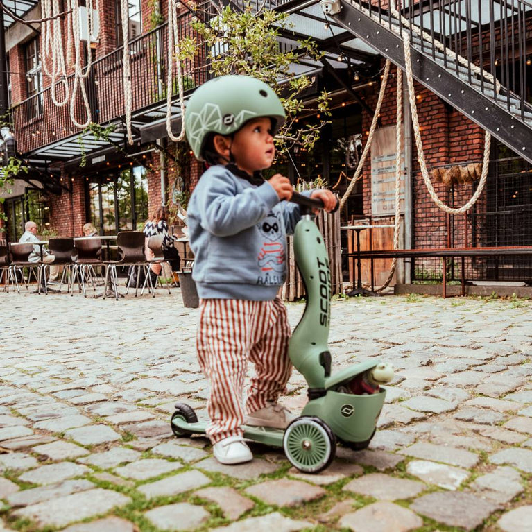 Scoot and Ride - 2in1 Kickboard Highwaykick 1 Lifestyle - Lines - Grün - 4897033966047 - littlehipstar.com