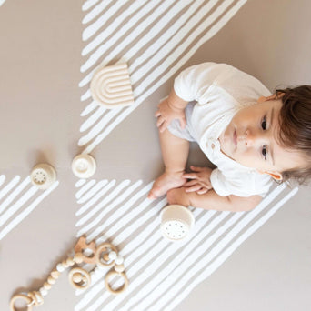 toddlekind - Spielmatte Prettier Playmats - Sandy Lines Series - 120 x 180 cm - Stone - 4260620339065 - littlehipstar.com