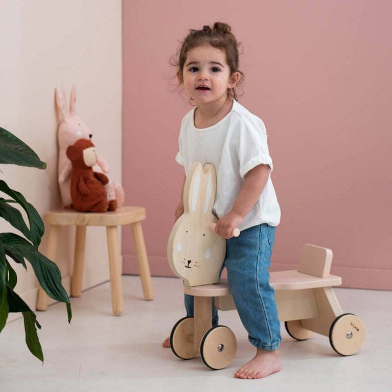 Trixie - Tierdesign Laufrad Rutschfahrzeug aus Holz - Mrs. Rabbit in Rosa - 5400858368256 - littlehipstar.com